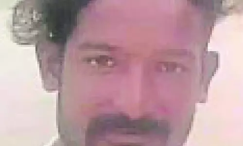जाल में फँसकर घसीटा गया Crocodile : नदी में डूबा युवा मछुआरा जाल में फँसकर घसीटा गया Crocodile : नदी में डूबा युवा मछुआरा