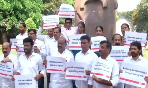 हैदराबाद में BRS नेताओं ने छात्रों की लंबित फीस प्रतिपूर्ति को लेकर किया विरोध प्रदर्शन हैदराबाद में BRS नेताओं ने छात्रों की लंबित फीस प्रतिपूर्ति को लेकर किया विरोध प्रदर्शन