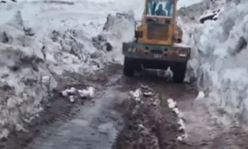J-K: बांदीपोरा-गुरेज सड़क पर दो हिमस्खलन, BRO ने संपर्क बहाल करने के लिए सफाई अभियान शुरू किया J-K: बांदीपोरा-गुरेज सड़क पर दो हिमस्खलन, BRO ने संपर्क बहाल करने के लिए सफाई अभियान शुरू किया