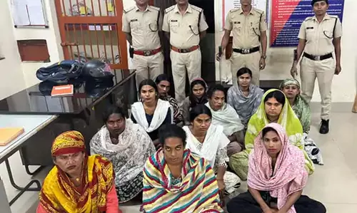 बिलासपुर-चेन्नई एक्सप्रेस में अवैध वसूली, RPF ने 12 किन्नरों को किया गिरफ्तार बिलासपुर-चेन्नई एक्सप्रेस में अवैध वसूली, RPF ने 12 किन्नरों को किया गिरफ्तार