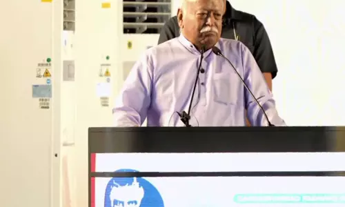 Mohan Bhagwat बोले- सेवा कोई एहसान नहीं, बल्कि कर्तव्य है Mohan Bhagwat बोले- सेवा कोई एहसान नहीं, बल्कि कर्तव्य है