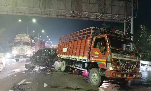 मगंती गोपीनाथ की बेटियों की कार DCM वाहन से टकराई मगंती गोपीनाथ की बेटियों की कार DCM वाहन से टकराई