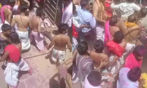 Kolhapur के ज्योतिबा मंदिर में पुजारियों ने श्रद्धालुओं को घसीटा और मुक्के मारे Kolhapur के ज्योतिबा मंदिर में पुजारियों ने श्रद्धालुओं को घसीटा और मुक्के मारे