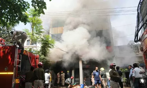 Chandigarh के इंडस्ट्रियल एरिया में बिजली की दुकान में लगी भीषण आग Chandigarh के इंडस्ट्रियल एरिया में बिजली की दुकान में लगी भीषण आग