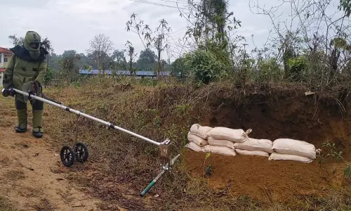 असम: ULFA(I) के हमले के बाद सेना ने बिना फटे बमों को निष्क्रिय किया असम: ULFA(I) के हमले के बाद सेना ने बिना फटे बमों को निष्क्रिय किया