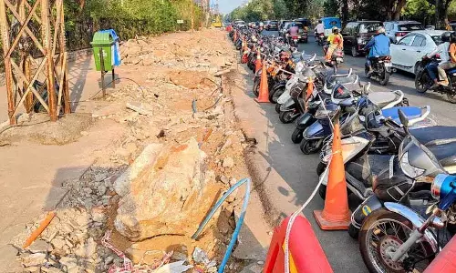 GHMC ने नए फ्लाईओवर के लिए रास्ता साफ़ किया, KBR पार्क के पास खुदाई का काम जारी। GHMC ने नए फ्लाईओवर के लिए रास्ता साफ़ किया, KBR पार्क के पास खुदाई का काम जारी।