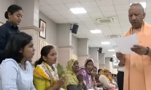 उत्तर प्रदेश के CM ने लखनऊ में जनता दर्शन किया उत्तर प्रदेश के CM ने लखनऊ में जनता दर्शन किया