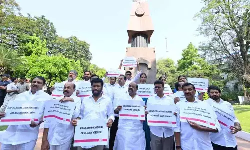 BRS विधायकों ने फीस प्रतिपूर्ति राशि जारी करने की मांग को लेकर विधानसभा के पास विरोध प्रदर्शन किया