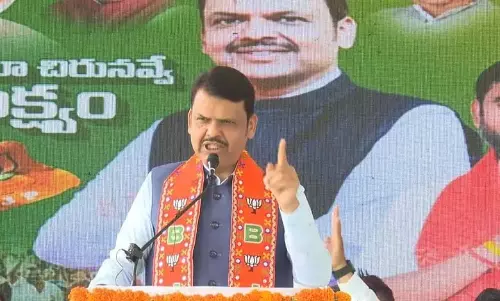 बलात्कार के आरोपी बाबा खरात की गिरफ्तारी में पुलिस ने सक्रियता दिखाई: Fadnavis बलात्कार के आरोपी बाबा खरात की गिरफ्तारी में पुलिस ने सक्रियता दिखाई: Fadnavis