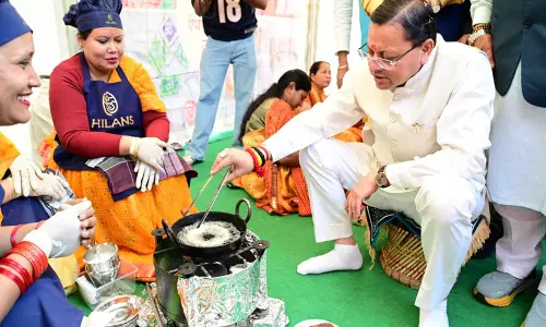 उत्तराखंड के CM धामी ने महिलाओं से बातचीत की, आजीविका और स्थानीय अर्थव्यवस्था पर चर्चा की