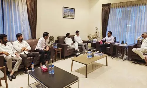 KTR, हरीश राव ने वेमुला प्रशांत रेड्डी से मुलाकात की KTR, हरीश राव ने वेमुला प्रशांत रेड्डी से मुलाकात की