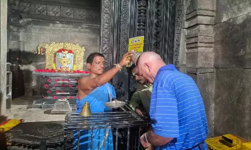 रामप्पा मंदिर में UK ट्रैवल राइटर की यात्रा, तेलंगाना टूरिज्म को बढ़ावा रामप्पा मंदिर में UK ट्रैवल राइटर की यात्रा, तेलंगाना टूरिज्म को बढ़ावा