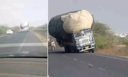 घास का भारी बोझ लादे एक lorry बेकाबू होकर पलट गई घास का भारी बोझ लादे एक lorry बेकाबू होकर पलट गई