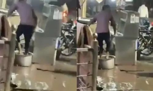 Ghaziabad की चाट की दुकान पर एक व्यक्ति ने पैरों से आलू धोए Ghaziabad की चाट की दुकान पर एक व्यक्ति ने पैरों से आलू धोए