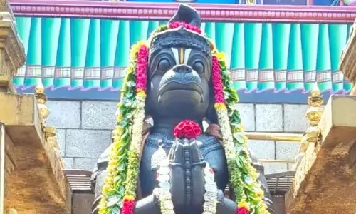 Namakkal अंजनेयर को 300 ग्राम चांदी की पान-पत्ती माला अर्पित Namakkal अंजनेयर को 300 ग्राम चांदी की पान-पत्ती माला अर्पित