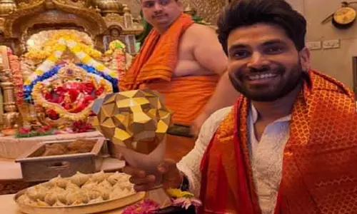 द 50 जीतकर बप्पा की शरण में पहुंचे शिव ठाकरे, फैंस के साथ खूब ली सेल्फी द 50 जीतकर बप्पा की शरण में पहुंचे शिव ठाकरे, फैंस के साथ खूब ली सेल्फी