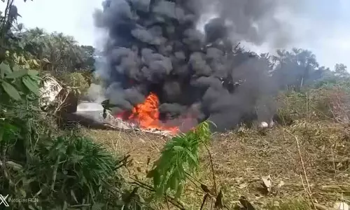 सैन्य विमान टेक-ऑफ के मिनटों बाद गिरा, 110 सैनिक थे सवार सैन्य विमान टेक-ऑफ के मिनटों बाद गिरा, 110 सैनिक थे सवार