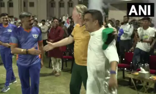 गुजरात-ऑस्ट्रेलिया फ्रेंडली क्रिकेट मैच में शामिल हुए उपमुख्यमंत्री हर्ष संघवी गुजरात-ऑस्ट्रेलिया फ्रेंडली क्रिकेट मैच में शामिल हुए उपमुख्यमंत्री हर्ष संघवी