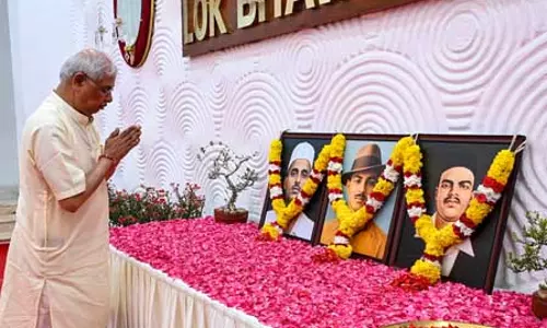 केरल : राज्यपाल ने शहीद भगत सिंह, सुखदेव और राजगुरु को श्रद्धांजलि अर्पित की केरल : राज्यपाल ने शहीद भगत सिंह, सुखदेव और राजगुरु को श्रद्धांजलि अर्पित की