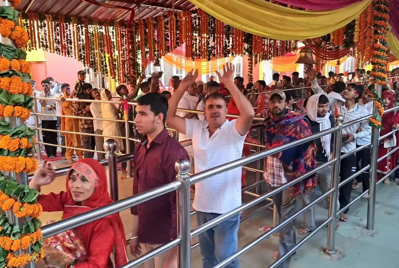 Nahan: नवरात्र पर मंदिर में श्रद्धालुओं का सैलाब Nahan: नवरात्र पर मंदिर में श्रद्धालुओं का सैलाब
