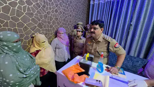 स्पा सेंटर पर पुलिस ने रेड मारकर सेक्स रैकेट पकड़ा, कस्टमर बनकर की छापेमारी स्पा सेंटर पर पुलिस ने रेड मारकर सेक्स रैकेट पकड़ा, कस्टमर बनकर की छापेमारी
