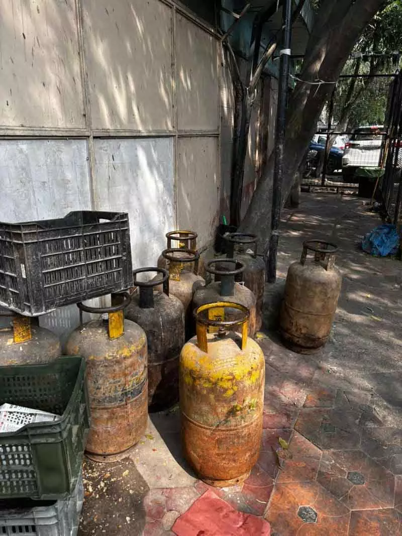 गैस सिलेंडर संकट: AIIMS दिल्ली की पुरानी OPD कैंटीन ने मेन्यू छोटा किया गैस सिलेंडर संकट: AIIMS दिल्ली की पुरानी OPD कैंटीन ने मेन्यू छोटा किया