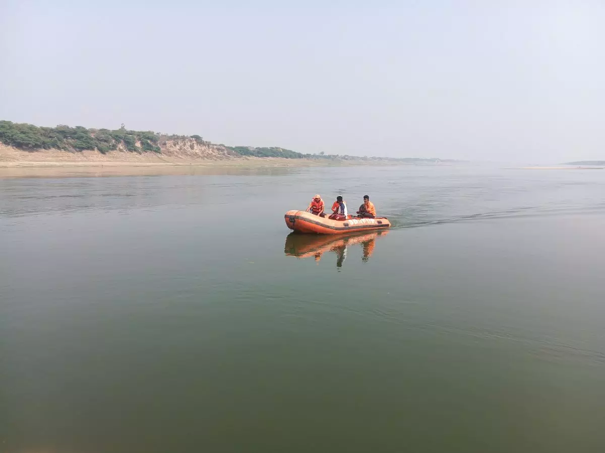 Fatehpur: यमुना में डूबने से युवक की मौत, तलाश जारी Fatehpur: यमुना में डूबने से युवक की मौत, तलाश जारी