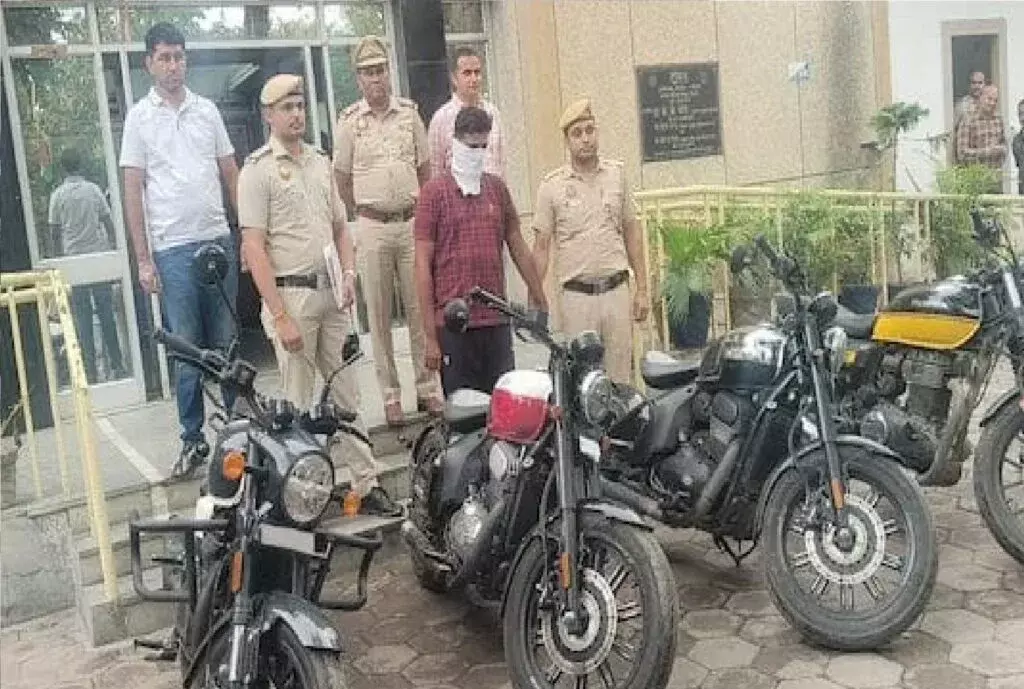 New Delhi: दिल्ली में शोरूम से बाइक लेकर भागा छात्र, पुलिस ने दबोचा New Delhi: दिल्ली में शोरूम से बाइक लेकर भागा छात्र, पुलिस ने दबोचा