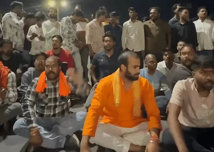 Bhopal: मंदिर के बाहर अवशेष मिलने से बवाल, संगठनों का चक्काजाम Bhopal: मंदिर के बाहर अवशेष मिलने से बवाल, संगठनों का चक्काजाम