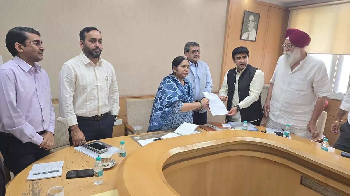 Indore : होटल मालिकों ने गैस आपूर्ति की समस्याओं को उठाया, दरों में कटौती की मांग की Indore : होटल मालिकों ने गैस आपूर्ति की समस्याओं को उठाया, दरों में कटौती की मांग की