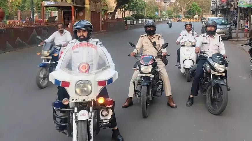 Indore : ट्रैफिक पुलिस ने एक ही दिन में 150 से ज़्यादा नियम तोड़ने वालों के खिलाफ कार्रवाई की Indore : ट्रैफिक पुलिस ने एक ही दिन में 150 से ज़्यादा नियम तोड़ने वालों के खिलाफ कार्रवाई की