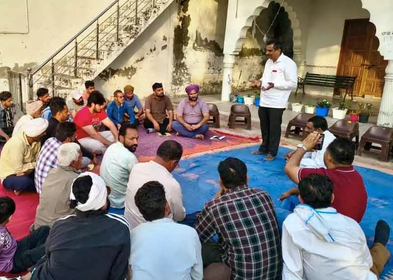 किसान संघ ने Kurukshetra रैली के लिए समर्थन जुटाया, पुलिस NH पर भारी वाहनों का रास्ता बदलेगी किसान संघ ने Kurukshetra रैली के लिए समर्थन जुटाया, पुलिस NH पर भारी वाहनों का रास्ता बदलेगी