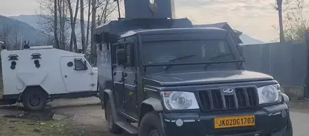 NIA ने कारोबारी के आवास पर मारा छापा, हथियारों से लैस सुरक्षाकर्मी मुस्तैद NIA ने कारोबारी के आवास पर मारा छापा, हथियारों से लैस सुरक्षाकर्मी मुस्तैद