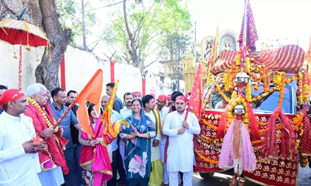 Jammu: श्री माता वैष्णो देवी के लिए पवित्र छड़ी यात्रा शुरू Jammu: श्री माता वैष्णो देवी के लिए पवित्र छड़ी यात्रा शुरू