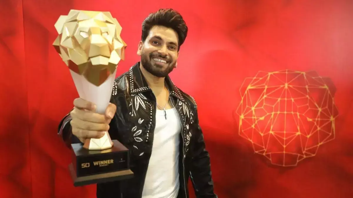 The 50 Winner: शिव ठाकरे ने फैसल शेख को हराकर ट्रॉफी जीती, 50 लाख रुपये की इनामी राशि अपने नाम की The 50 Winner: शिव ठाकरे ने फैसल शेख को हराकर ट्रॉफी जीती, 50 लाख रुपये की इनामी राशि अपने नाम की
