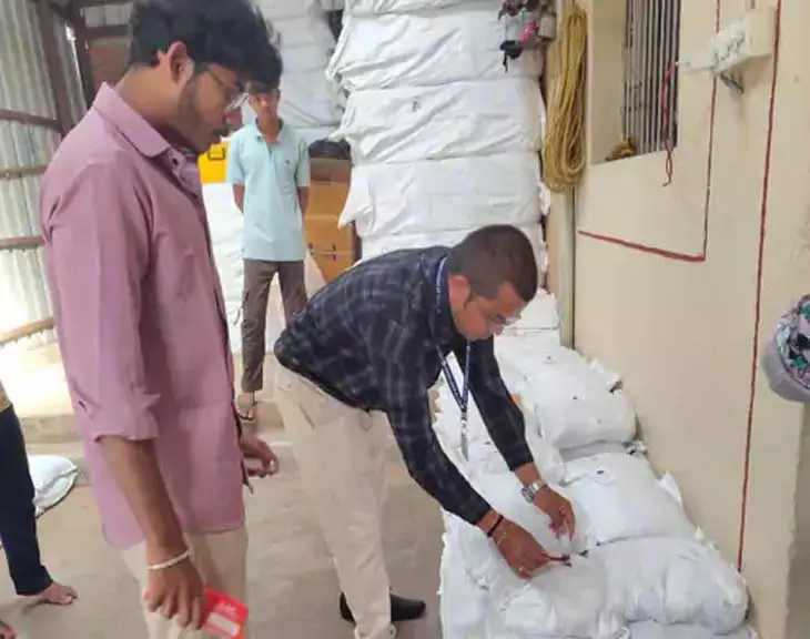 फूड सेफ्टी टीम ने पकड़ी 80 बोरी अवैध पानी पाउच, जांच के लिए भेजे सैंपल फूड सेफ्टी टीम ने पकड़ी 80 बोरी अवैध पानी पाउच, जांच के लिए भेजे सैंपल
