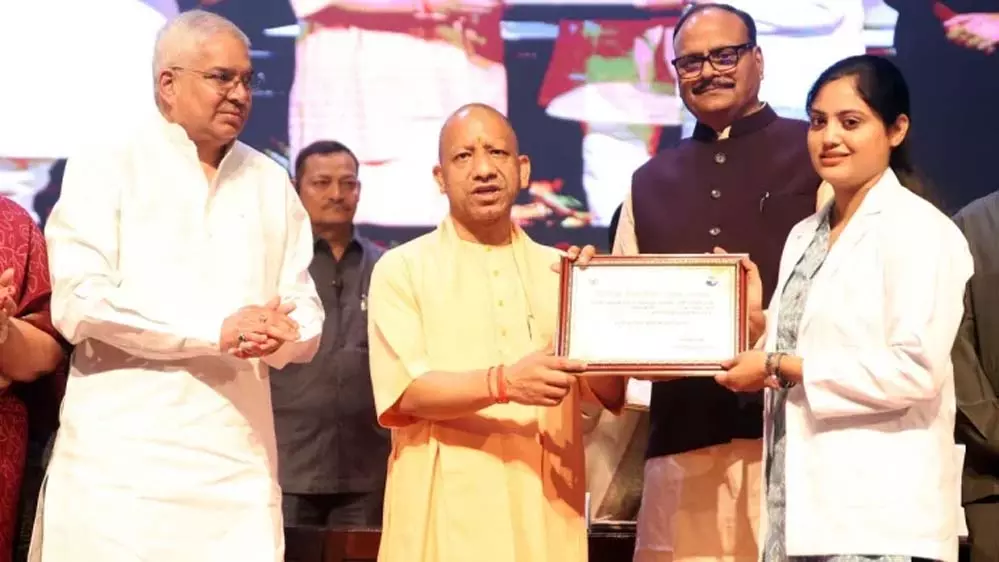 Lucknow: CM योगी का बयान, बेटियों के लिए रोजगार सकारात्मक संकेत Lucknow: CM योगी का बयान, बेटियों के लिए रोजगार सकारात्मक संकेत
