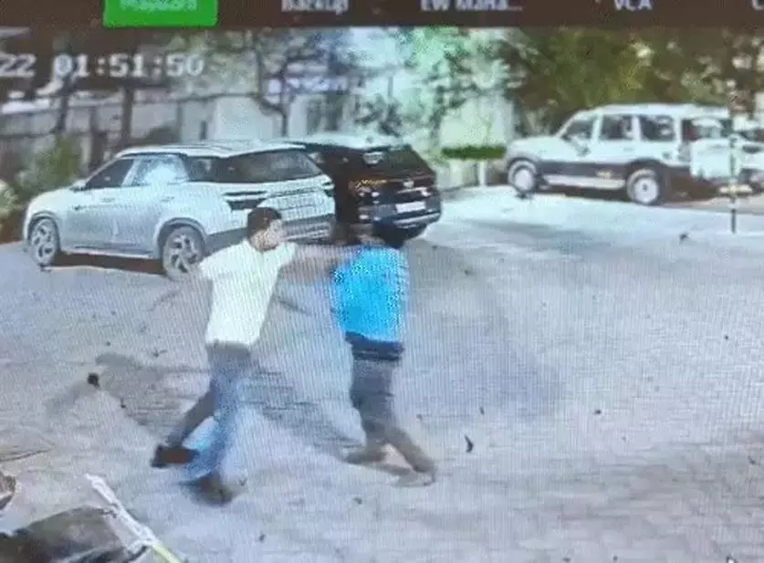 CG NEWS: नशे में युवक ने सुरक्षा गार्ड पर किया हमला, वीडियो वायरल CG NEWS: नशे में युवक ने सुरक्षा गार्ड पर किया हमला, वीडियो वायरल