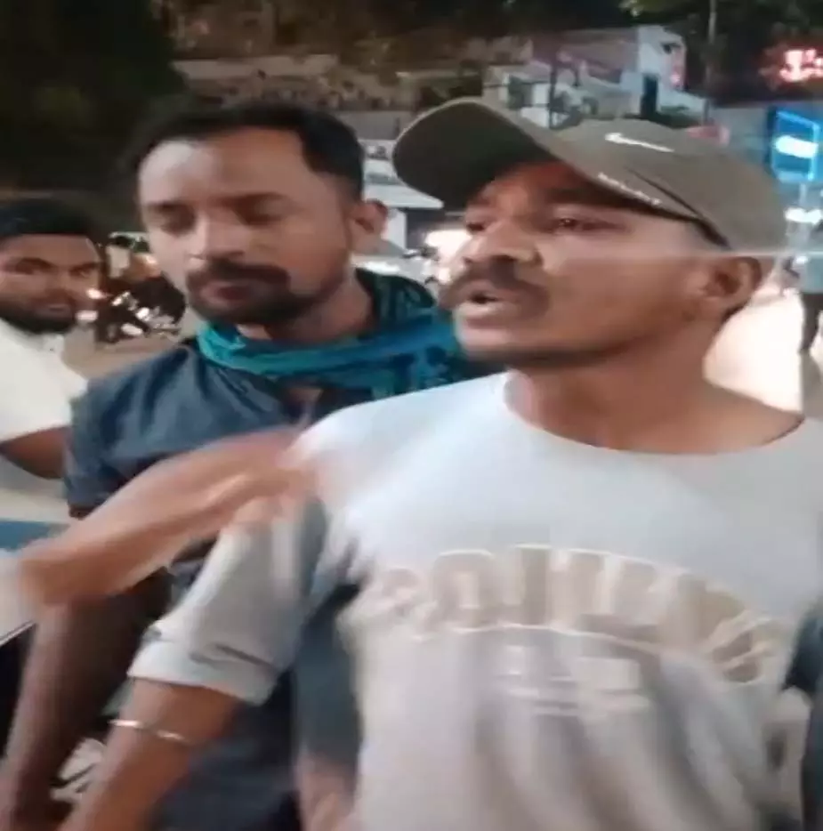 लड़की से छेड़छाड़ करने से रोकने पर मीडिया टीम पर हमला, नशेडी बदमाश फरार लड़की से छेड़छाड़ करने से रोकने पर मीडिया टीम पर हमला, नशेडी बदमाश फरार