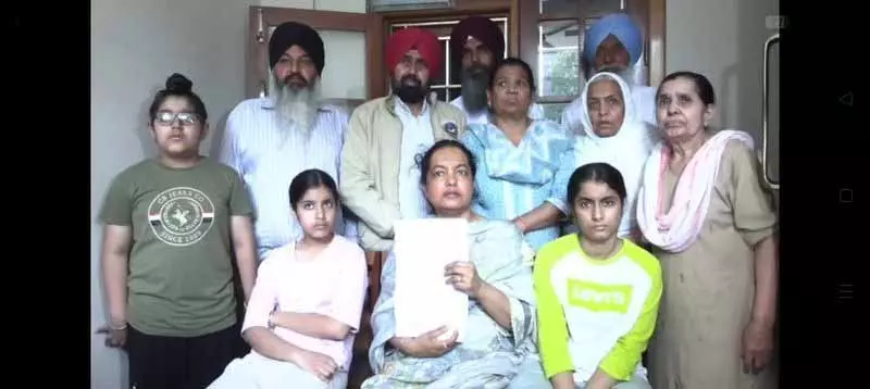Amritsar के अधिकारी गगनदीप रंधावा का परिवार, लालजीत भुल्लर की गिरफ़्तारी में हो रही देरी से नाराज़ Amritsar के अधिकारी गगनदीप रंधावा का परिवार, लालजीत भुल्लर की गिरफ़्तारी में हो रही देरी से नाराज़