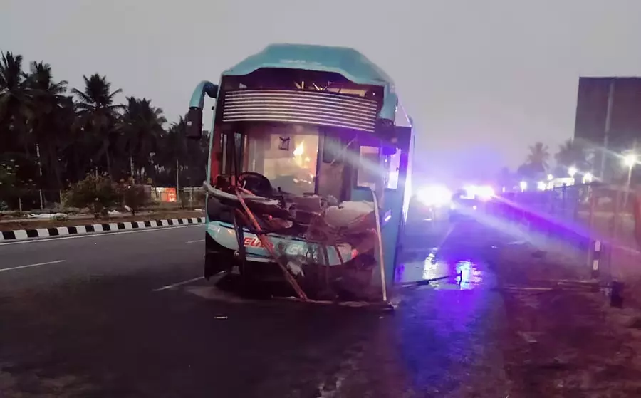 Bengaluru-मैसूर हाईवे पर निजी बस दुर्घटना; चार यात्रियों की मौत Bengaluru-मैसूर हाईवे पर निजी बस दुर्घटना; चार यात्रियों की मौत
