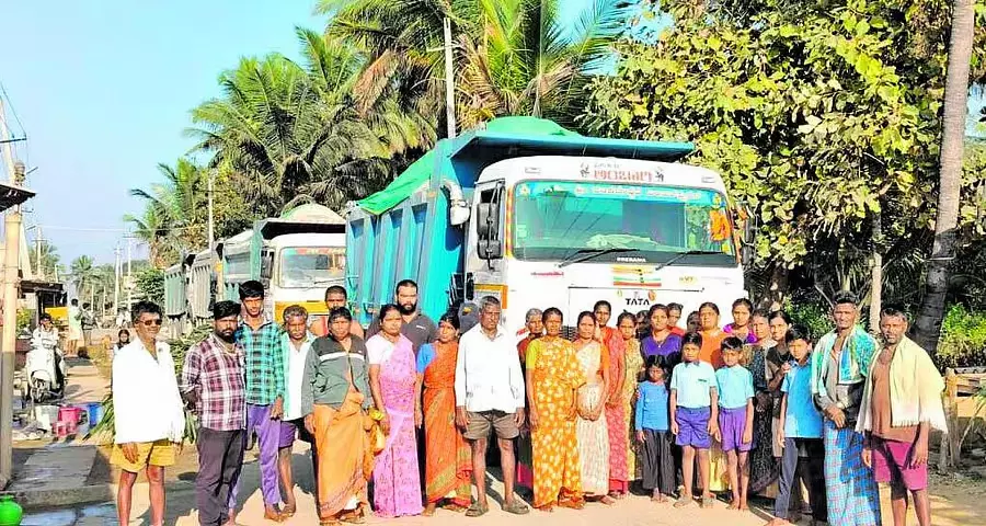 Harohalli : गाँव के भीतर क्रशर ट्रकों की आवाज़ Harohalli : गाँव के भीतर क्रशर ट्रकों की आवाज़