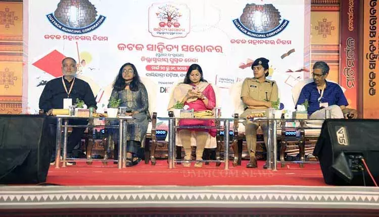 Cuttack के साहित्य सरोवर पुस्तक मेले में उमड़ी भारी भीड़ Cuttack के साहित्य सरोवर पुस्तक मेले में उमड़ी भारी भीड़
