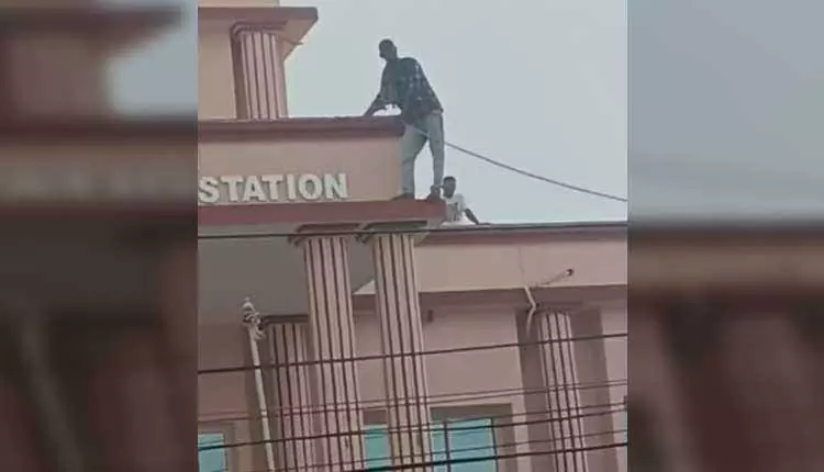 Mangalbagh पुलिस स्टेशन में युवक ने आत्महत्या का प्रयास किया, गंभीर हालत में बचाया गया Mangalbagh पुलिस स्टेशन में युवक ने आत्महत्या का प्रयास किया, गंभीर हालत में बचाया गया