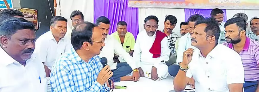 Karnataka : विधायक कौजलगी ने धरना स्थल का दौरा किया Karnataka : विधायक कौजलगी ने धरना स्थल का दौरा किया