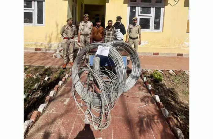 UDHAMPUR: तीन चोर गिरफ्तार, चोरी का सामान बरामद UDHAMPUR: तीन चोर गिरफ्तार, चोरी का सामान बरामद