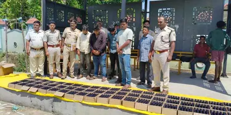 Dunguripali 1,500 कफ सिरप की बोतलें ज़ब्त; तीन गिरफ़्तार Dunguripali 1,500 कफ सिरप की बोतलें ज़ब्त; तीन गिरफ़्तार