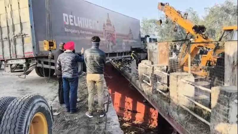 Phillaur के पास NH-44 पर ट्रक पलटा, यातायात बाधित Phillaur के पास NH-44 पर ट्रक पलटा, यातायात बाधित