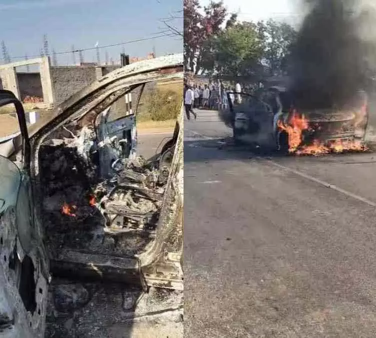 XUV कार में भीषण आग, दूल्हा-दुल्हन समेत 7 लोगों ने कूदकर बचाई जान XUV कार में भीषण आग, दूल्हा-दुल्हन समेत 7 लोगों ने कूदकर बचाई जान