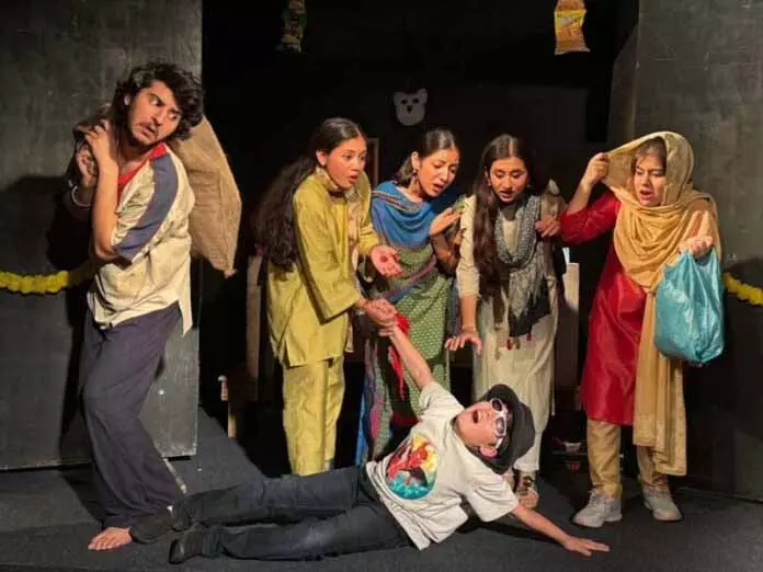 JAMMU: नटरंग संडे थिएटर श्रृंखला में हिंदी नाटक चांदी का चमचा प्रस्तुत करता है JAMMU: नटरंग संडे थिएटर श्रृंखला में हिंदी नाटक चांदी का चमचा प्रस्तुत करता है